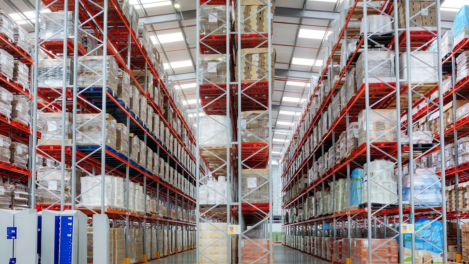 Tall pallet racking in a warehouse